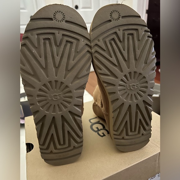 NEW UGG’s Mini Bailey Button II - Picture 2 of 8